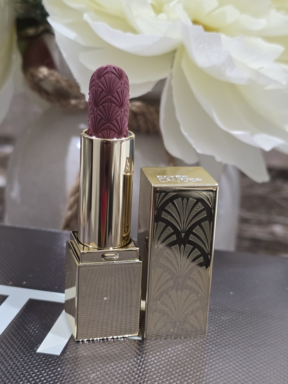 Estée Lauder Embossed Limited Edition Lipstick in Strictly Confidential NWOB - Picture 4 of 5